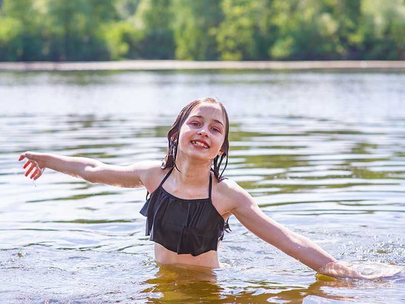 girl-swims-river